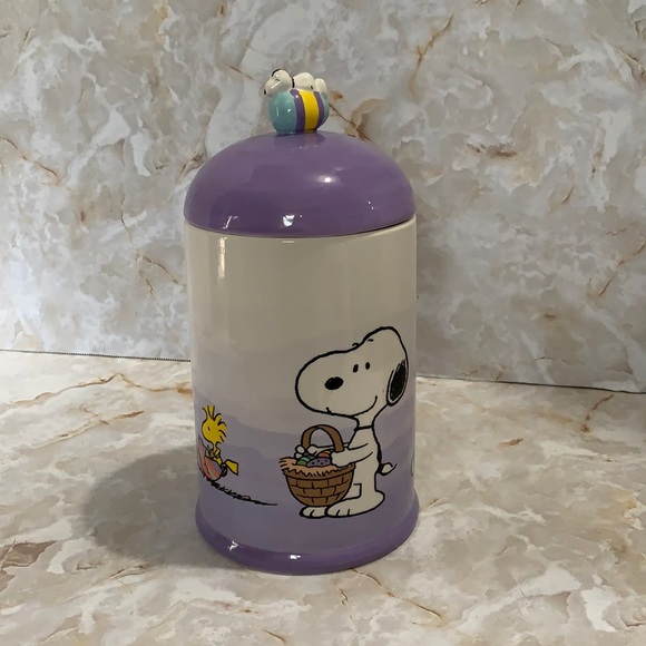 Peanuts: Snoopy Easter theme cookie canister
